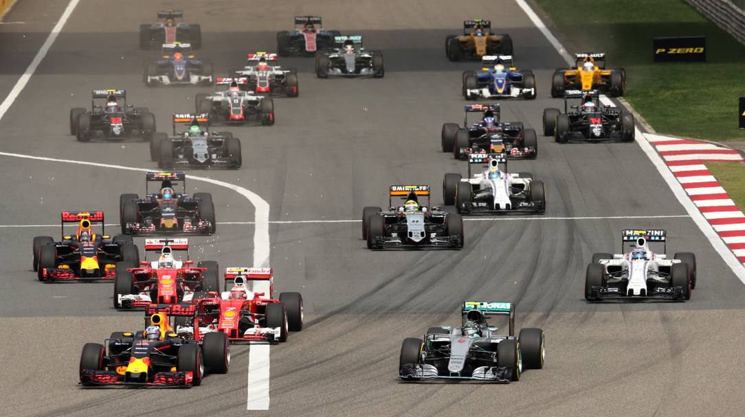 Pronti, via: Ricciardo parte a razzo e riesce a stare davanti a tutti, anche a Rosberg. 